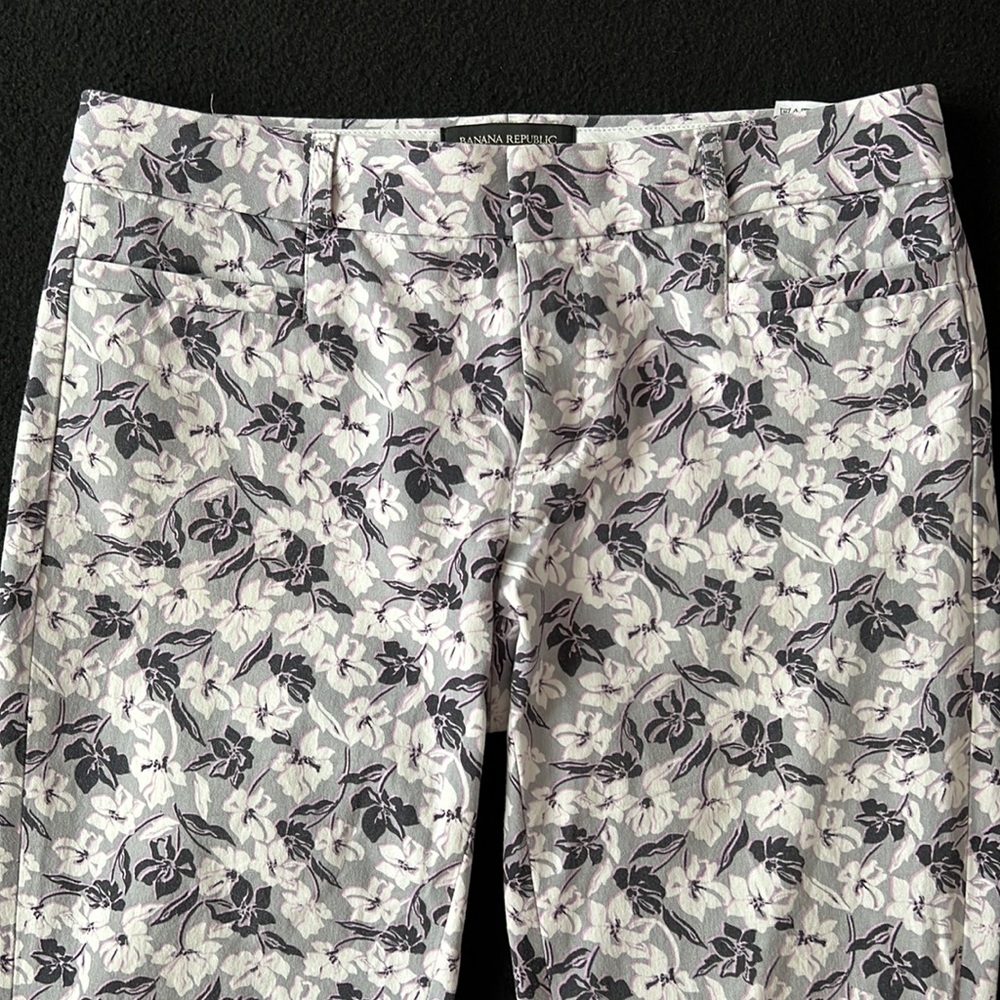 Banana Republic Sloan Fit Printed Grey Purple Black Flower Floral Pants 2 EUC